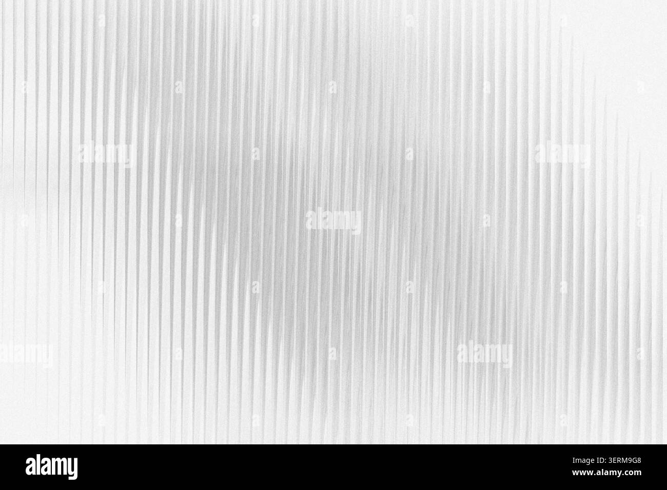 Un fond abstrait minimaliste avec des lignes verticales subtiles avec une texture douce et granuleuse et un effet lumineux et éthéré. Banque D'Images