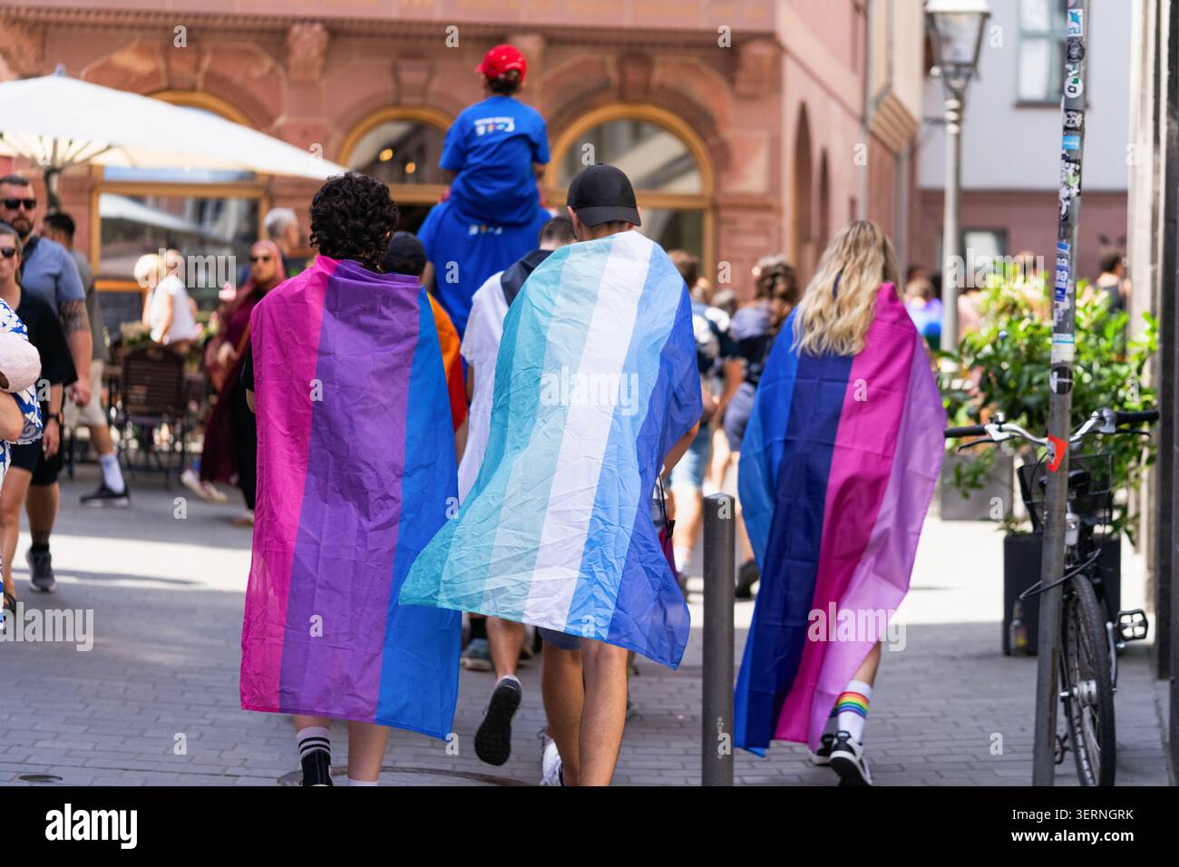Les participants portent des drapeaux de fierté bisexuels et transgenres pendant la marche de la CSD Banque D'Images