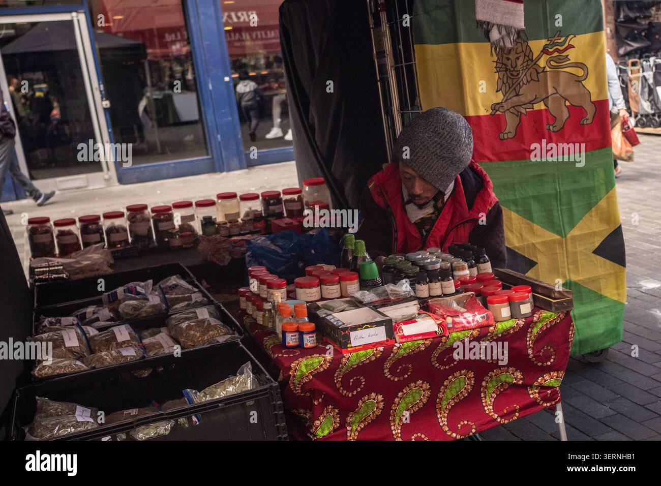 LONDRES - 12 MAI 2026 : Electric Avenue Spice Stall - homme à un stand d'épices et d'herbes traditionnel africain et caribéen avec drapeau du Ghana. Banque D'Images