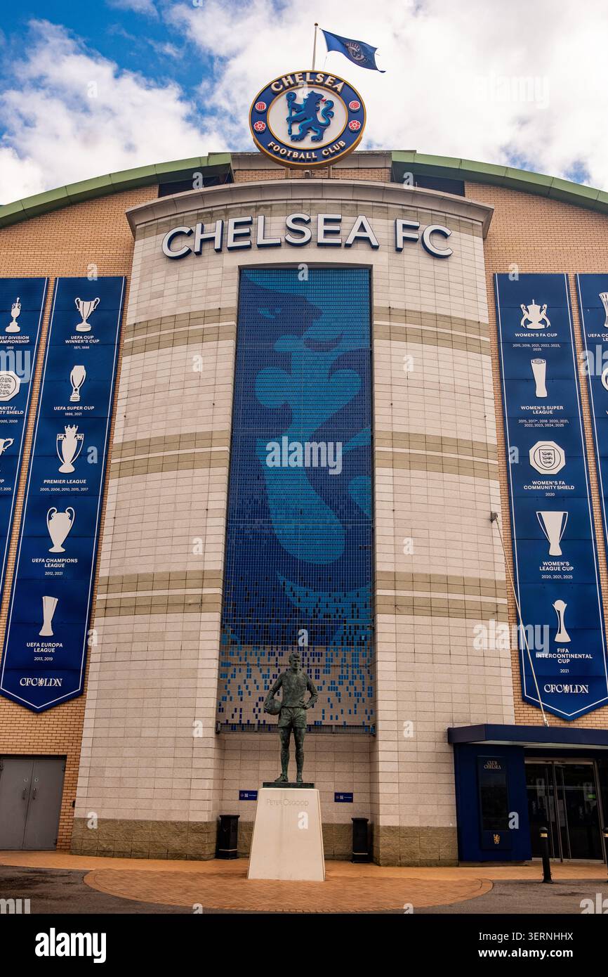LONDRES - 14 MAI 2026 : Statue du Chelsea FC - statue en bronze d'un footballeur de Chelsea devant le stade de Stamford Bridge. Banque D'Images