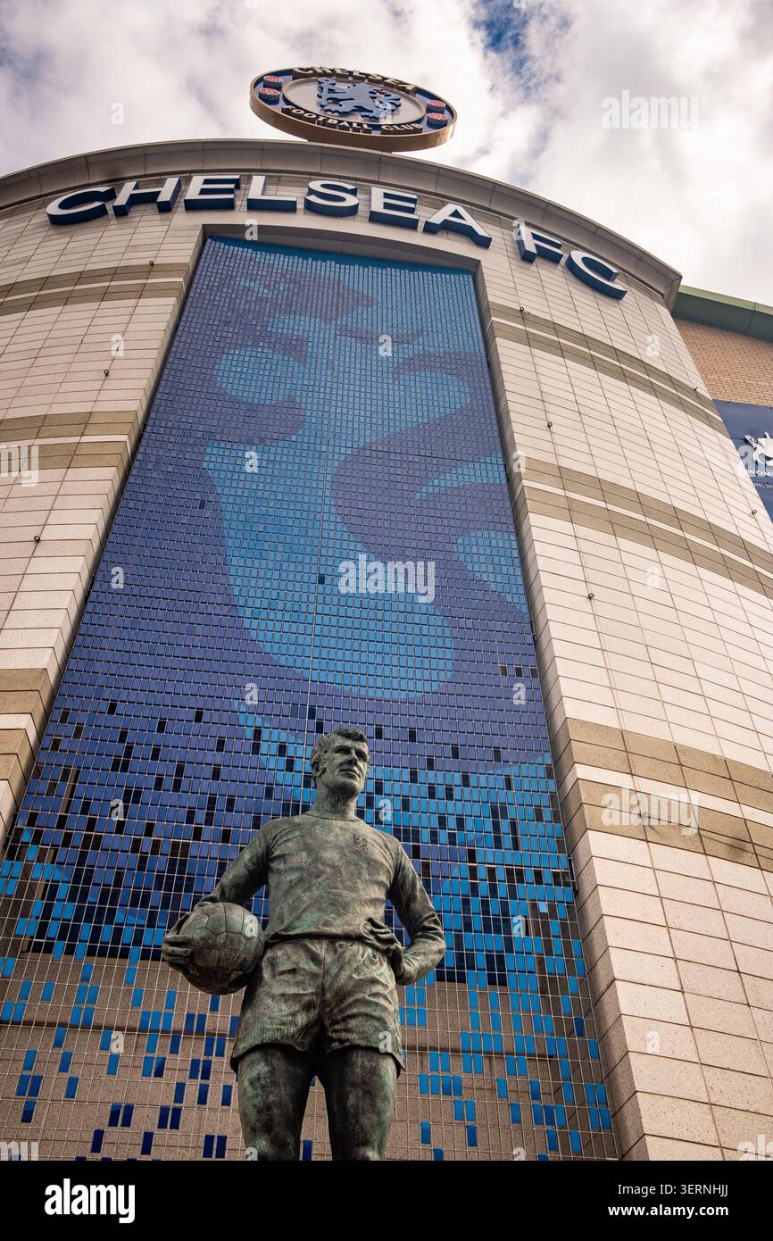 LONDRES - 14 MAI 2026 : Statue du Chelsea FC - statue en bronze d'un footballeur de Chelsea devant le stade de Stamford Bridge. Banque D'Images