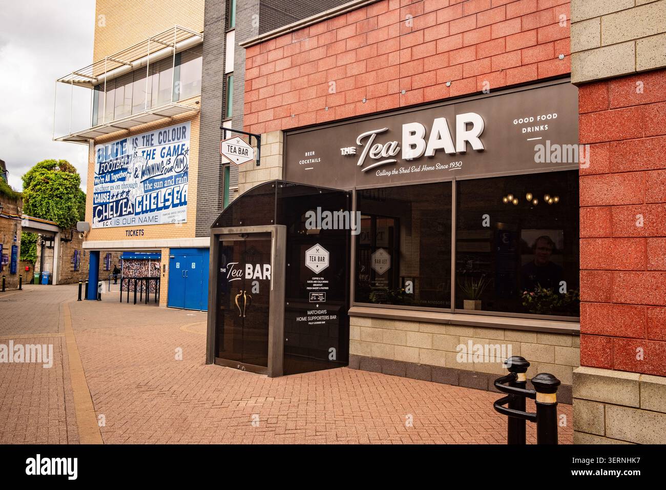 LONDRES - 14 MAI 2026 : The Tea Bar Chelsea - pub traditionnel et bar de supporters à proximité du stade Stamford Bridge. Banque D'Images