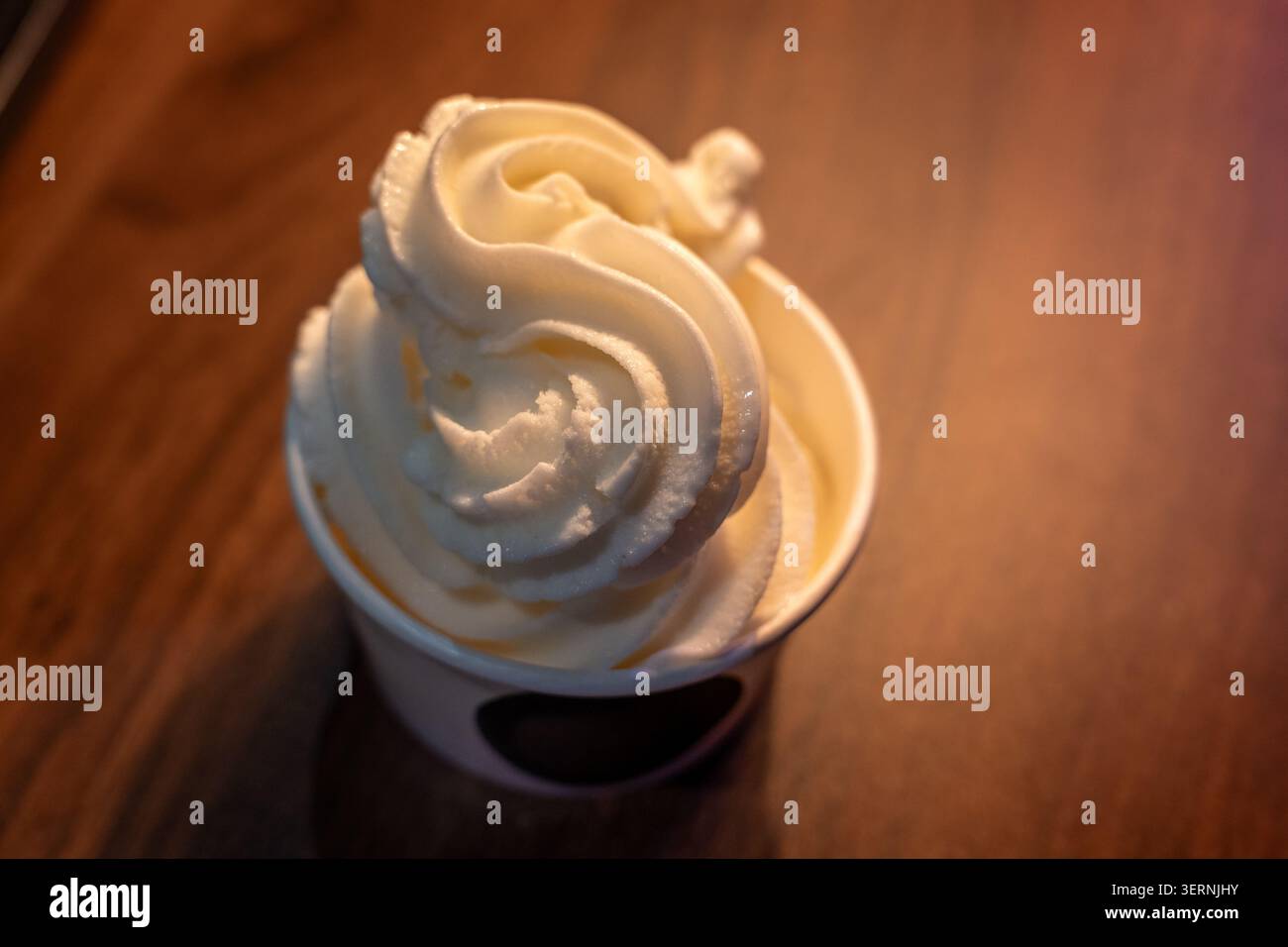 Crème glacée à la vanille Soft servir dans une tasse Banque D'Images