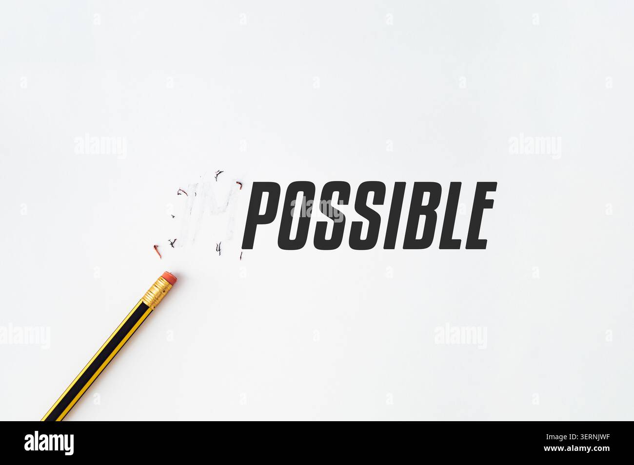 Image conceptuelle créative montrant le mot IMPOSSIBLE transformé en POSSIBLE en effaçant le préfixe négatif avec un crayon sur fond blanc. Banque D'Images