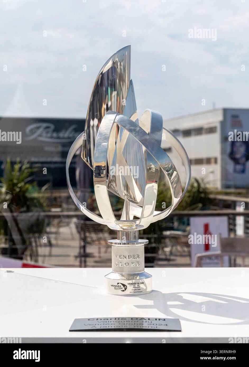 LES SABLES D'OLONNE, FRANCE - 18 JUIN 2026 - le trophée Vendée Globe 2024-2025 remporté par le skipper Charlie Dalin a été présenté lors de la Vendée Arcti Banque D'Images