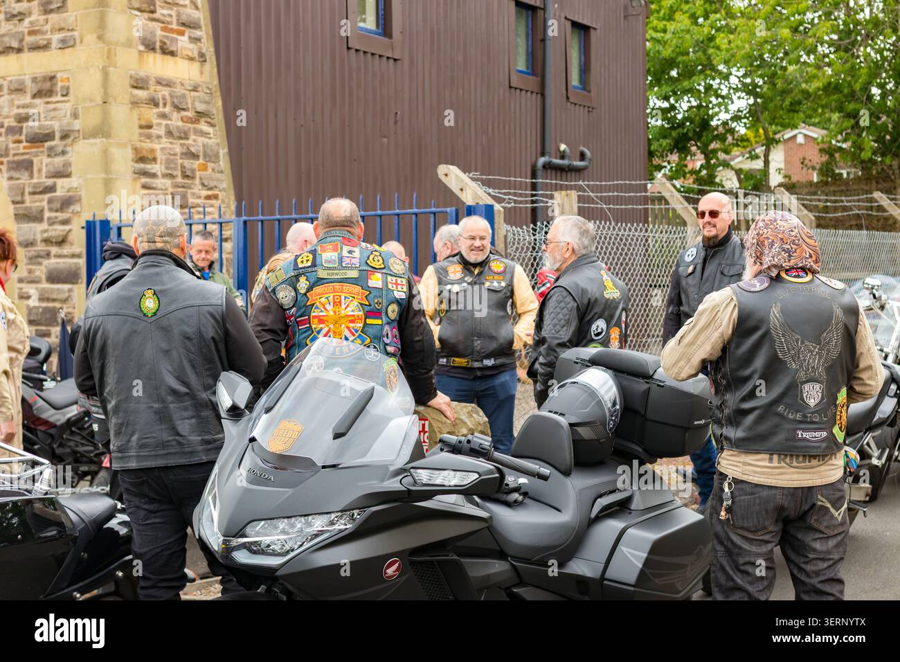 Un groupe de motocyclistes britanniques se réunissant à côté d'une moto Honda Goldwing avec leurs gilets et patchs en cuir au Royaume-Uni Banque D'Images