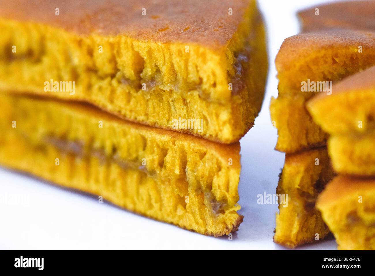MARTABAK doux avec un fond blanc, une collation traditionnelle de la nourriture indonésienne. Banque D'Images