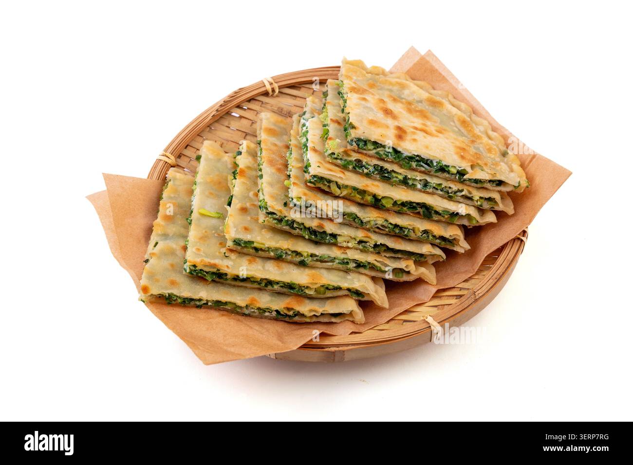 Pain plat farci à la ciboulette chinoise traditionnelle et aux œufs sur assiette, savoureux repas de rue faits maison Banque D'Images