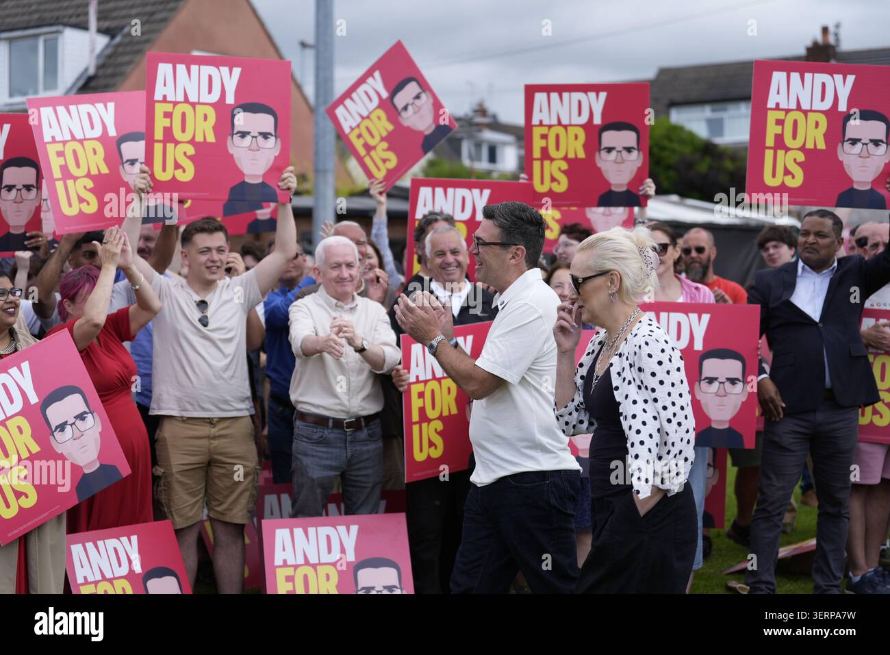 Le candidat du parti travailliste Andy Burnham au Ashton Town FC à Ashton-in-Makerfield, après avoir remporté l'élection partielle de Makerfield déclenchée par la démission de Josh Simons. Date de la photo : vendredi 19 juin 2026. Banque D'Images
