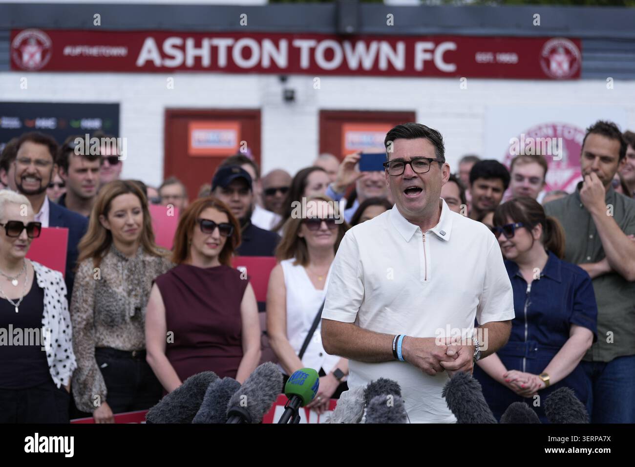 Le candidat du parti travailliste Andy Burnham au Ashton Town FC à Ashton-in-Makerfield, après avoir remporté l'élection partielle de Makerfield déclenchée par la démission de Josh Simons. Date de la photo : vendredi 19 juin 2026. Banque D'Images