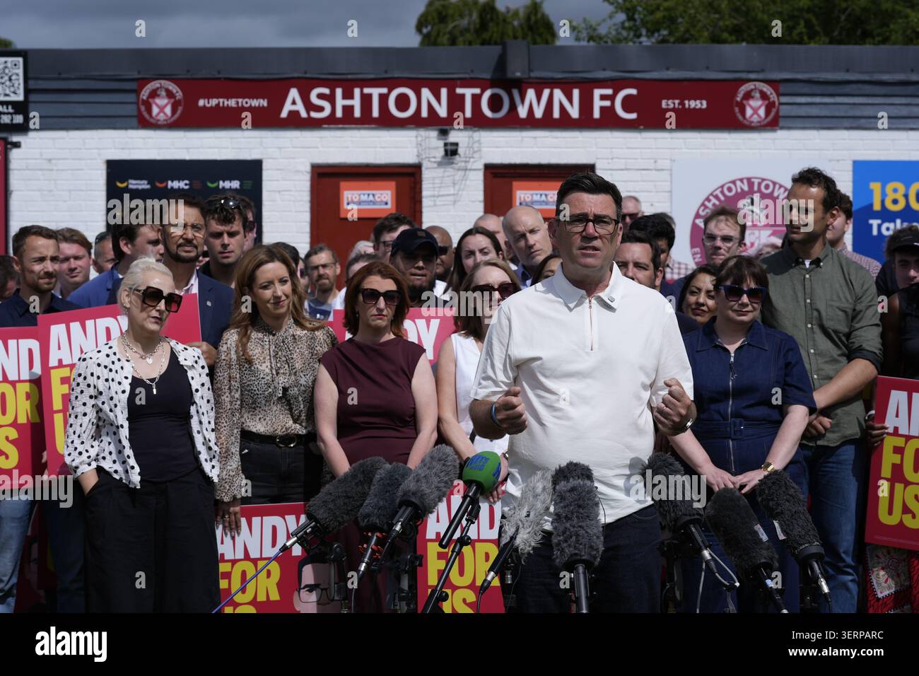 Le candidat du parti travailliste Andy Burnham au Ashton Town FC à Ashton-in-Makerfield, après avoir remporté l'élection partielle de Makerfield déclenchée par la démission de Josh Simons. Date de la photo : vendredi 19 juin 2026. Banque D'Images