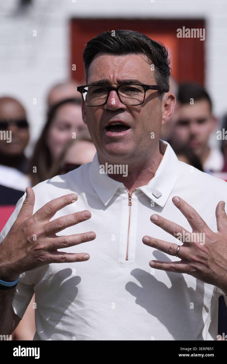 Le candidat du parti travailliste Andy Burnham au Ashton Town FC à Ashton-in-Makerfield, après avoir remporté l'élection partielle de Makerfield déclenchée par la démission de Josh Simons. Date de la photo : vendredi 19 juin 2026. Banque D'Images