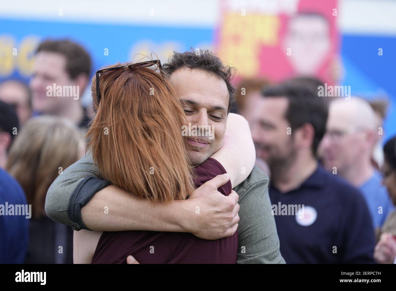 Le candidat du parti travailliste Andy Burnham au Ashton Town FC à Ashton-in-Makerfield, après avoir remporté l'élection partielle de Makerfield déclenchée par la démission de Josh Simons. Date de la photo : vendredi 19 juin 2026. Banque D'Images