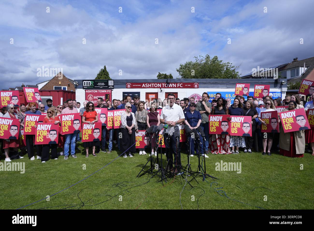 Le candidat du parti travailliste Andy Burnham au Ashton Town FC à Ashton-in-Makerfield, après avoir remporté l'élection partielle de Makerfield déclenchée par la démission de Josh Simons. Date de la photo : vendredi 19 juin 2026. Banque D'Images