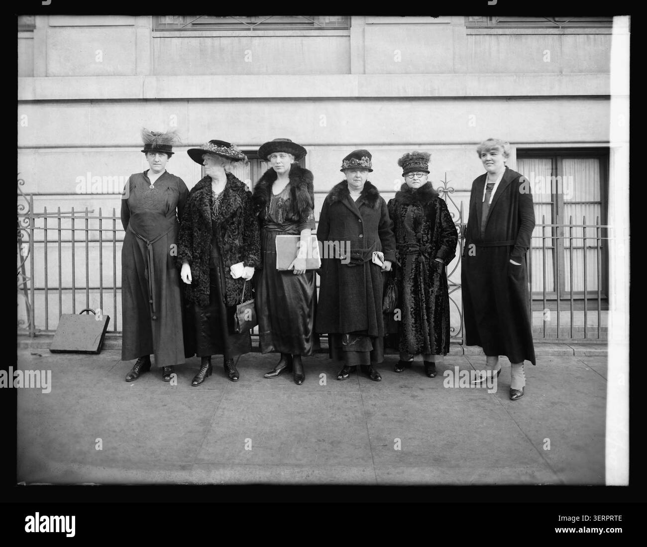Titre : All American Health CONF. Femmes, 12/10/20 Résumé/médium : 1 négatif : verre ; 1920 Banque D'Images