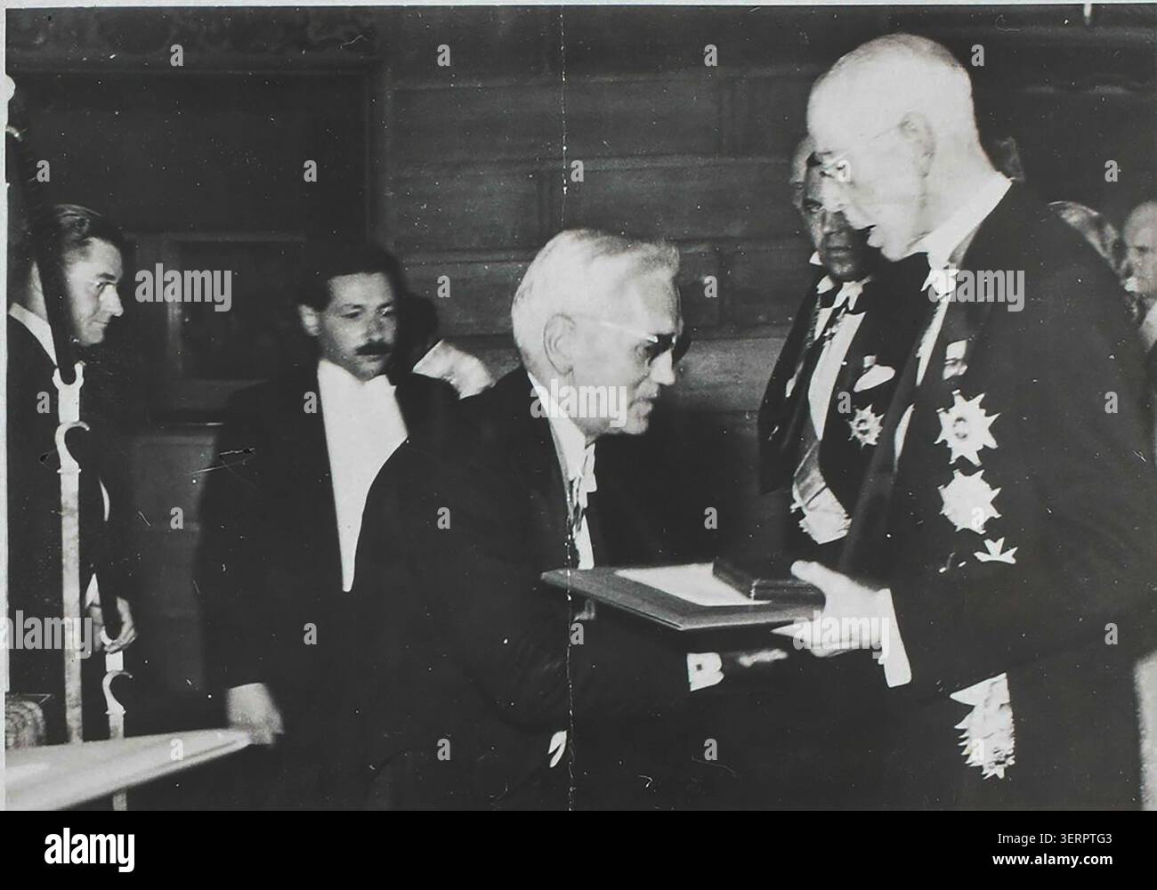 Alexander Fleming reçoit le prix Nobel des mains du roi Gustaf V de Suède. Banque D'Images