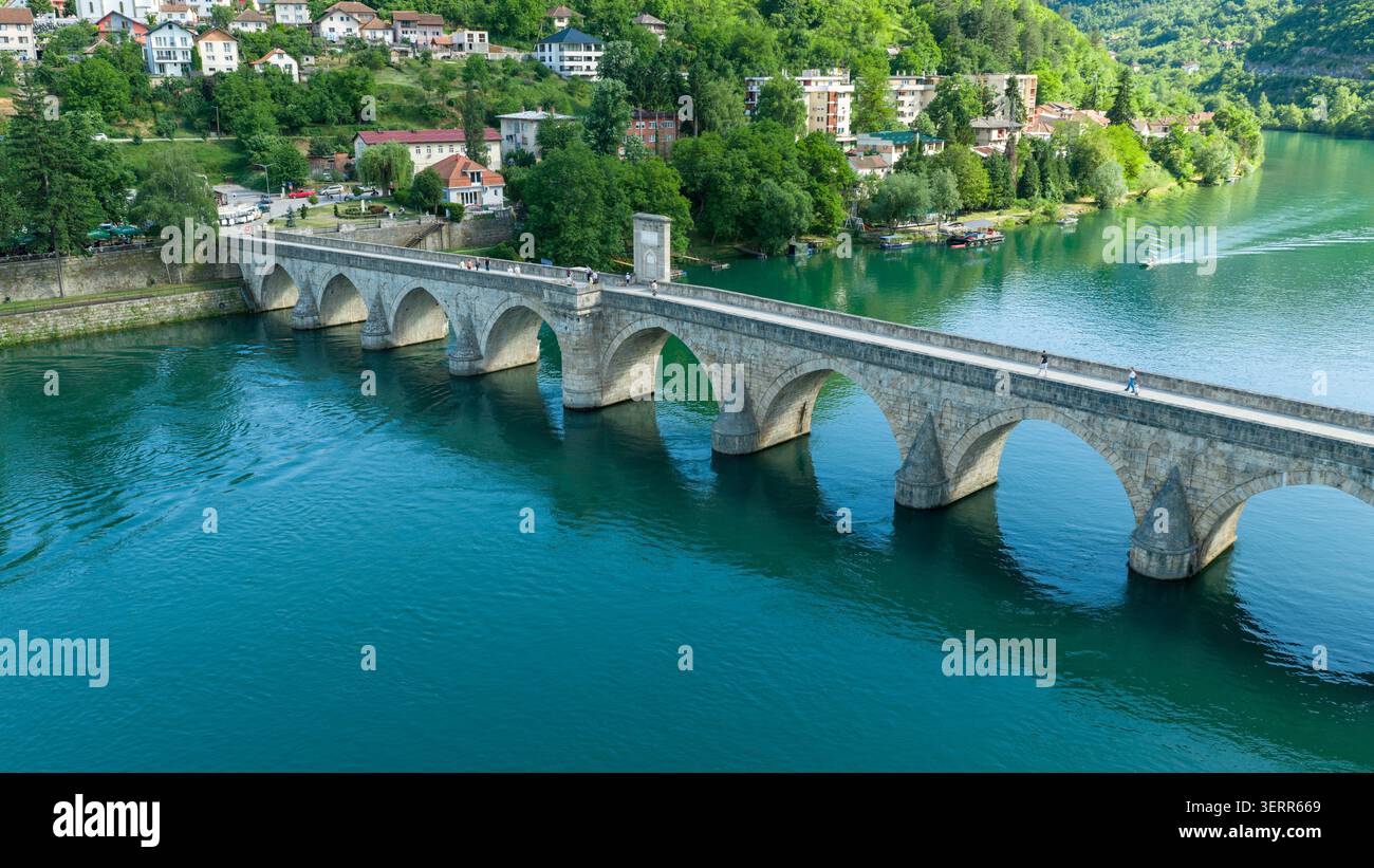 Visegrad, Bosnie-Herzégovine – 30 mai 2026 : vue détaillée par drone du pont Mehmed Pasha Sokolovic au-dessus de la Drina Banque D'Images