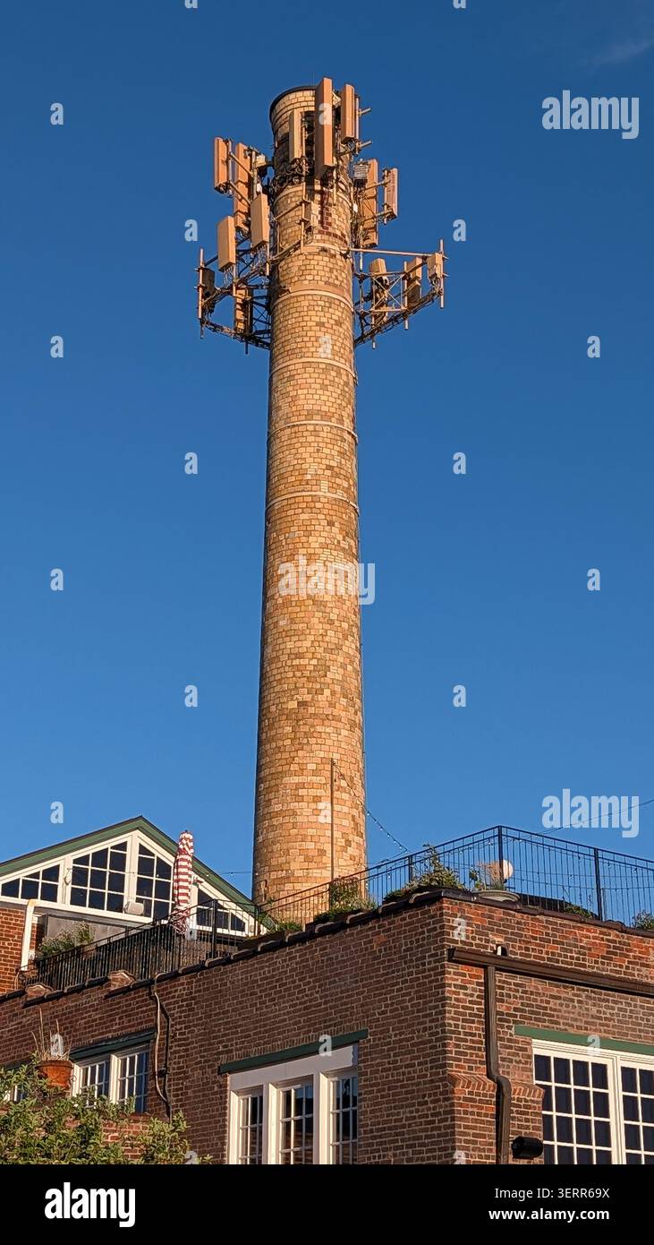 Une cheminée d'usine de briques désaffectée à Irvington, NY, est réutilisée pour contenir des antennes de communication mobile afin de fournir des communications sur une grande portée Banque D'Images