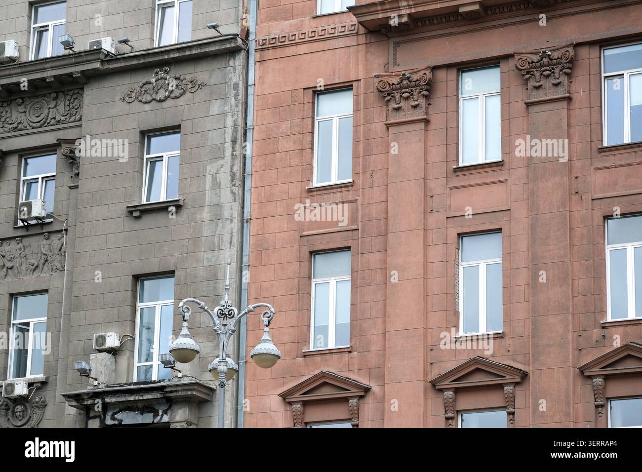 Deux bâtiments distincts affichent des styles architecturaux uniques sur une rue de la ville. Banque D'Images