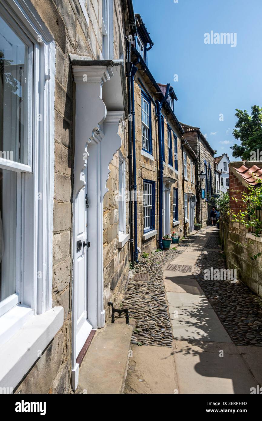 L'image est du pittoresque village de pêcheurs de Robin Hood Bay dans le Yorkshire du Nord célèbre pour ses rues pavées escarpées et ses falaises côtières spectaculaires Banque D'Images