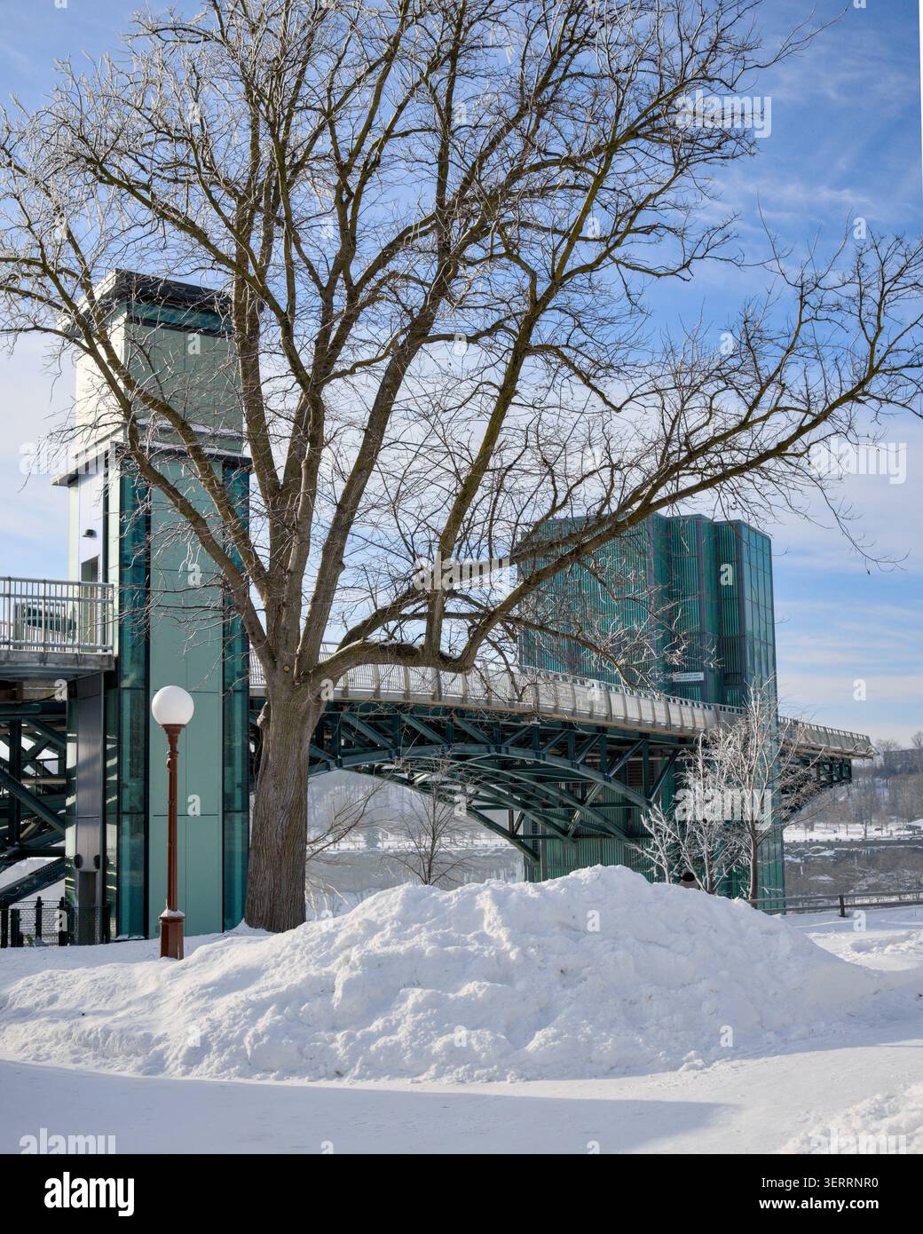 Tour d'observation hivernale et paysage enneigé près de Niagara Falls Banque D'Images