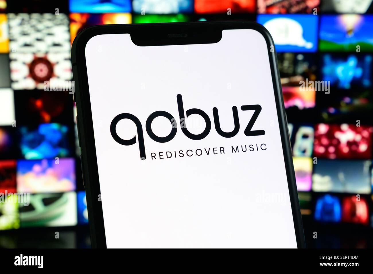 Paris, France - 19 juin 2026 : le logo du service de streaming de musique haute résolution Qobuz sur l'écran d'un smartphone. Banque D'Images