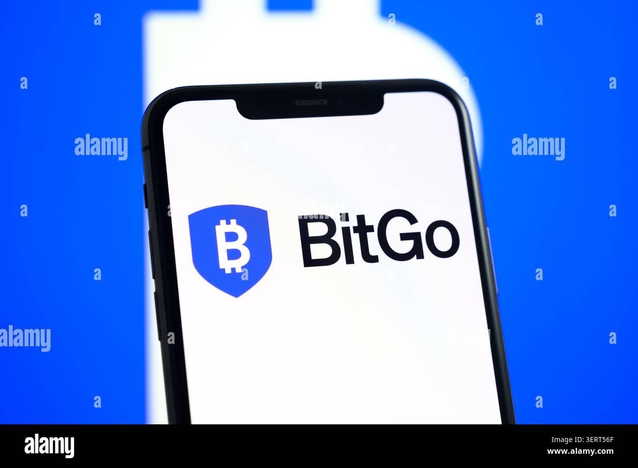 Paris, France - 19 juin 2026 : Un écran de smartphone affichant le logo de sécurité de crypto-monnaie BitGo. Banque D'Images