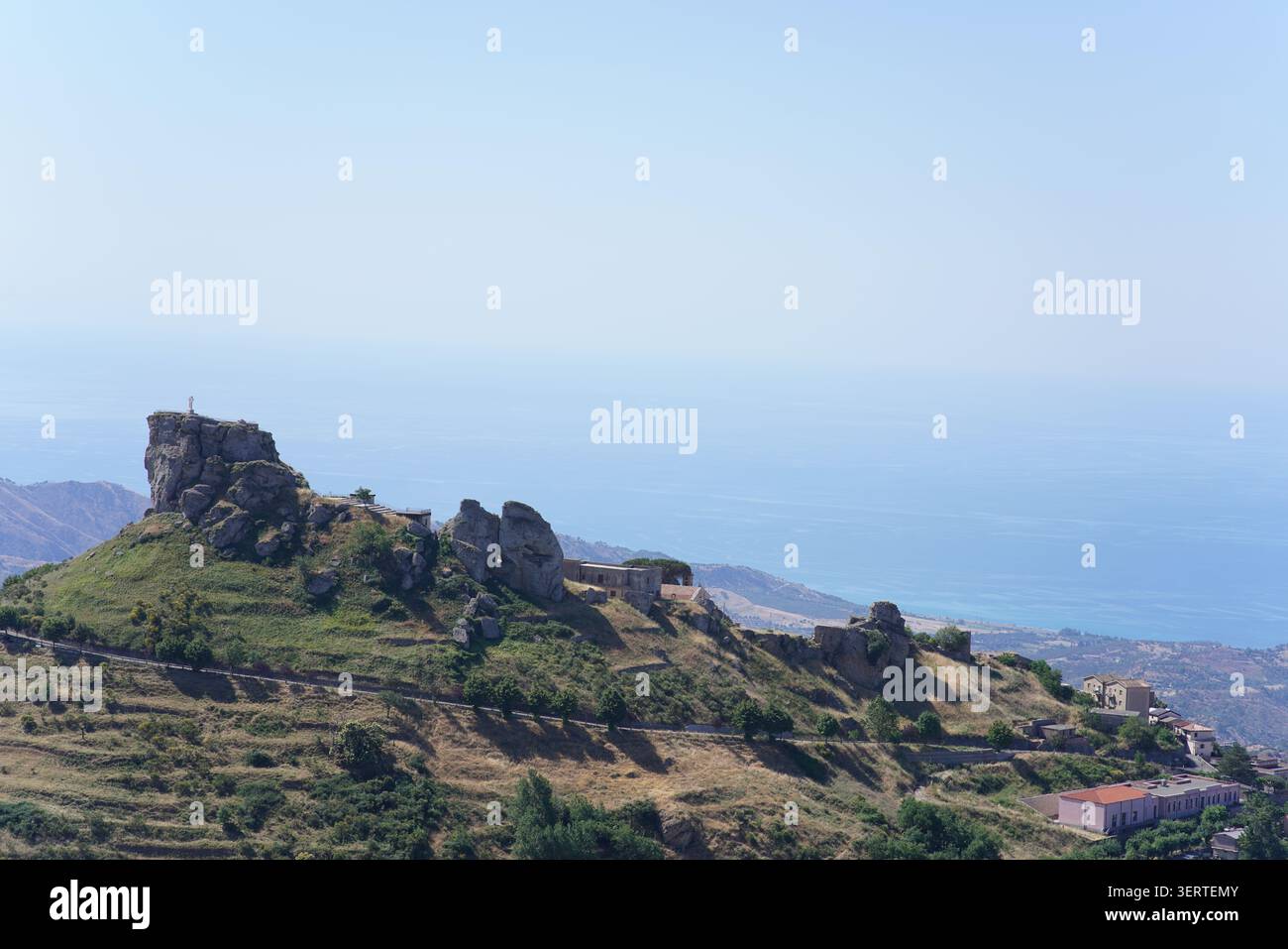 Vue panoramique lointaine du village de Bova perché sur la colline avec les ruines de Rocca del Castello dans le parc national d'Aspromonte, Calabre sud de l'Italie. Banque D'Images