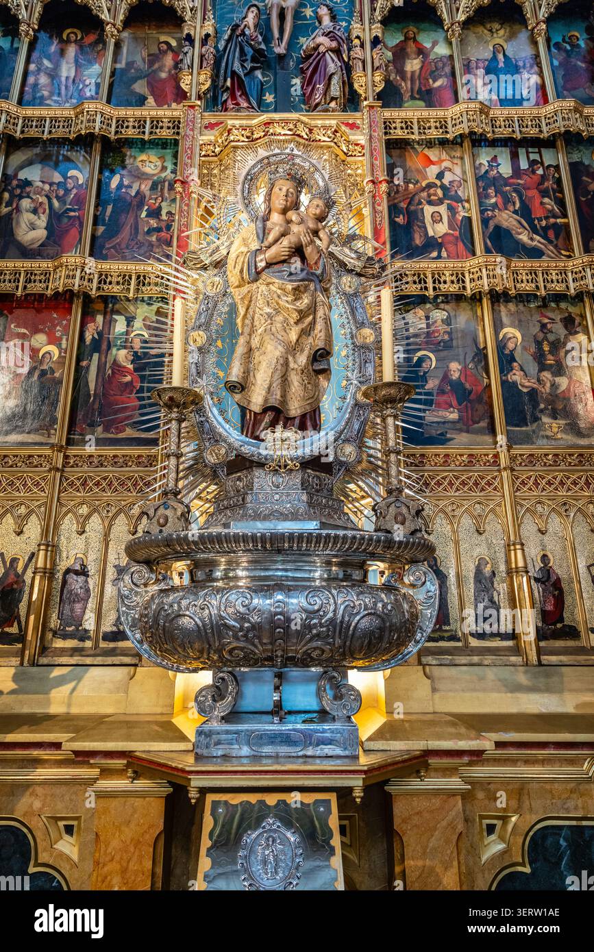14 mars 2025, Madrid, Espagne : statue de la Vierge d'Almudena à l'intérieur de la cathédrale de l'Almudena à Madrid, Espagne Banque D'Images