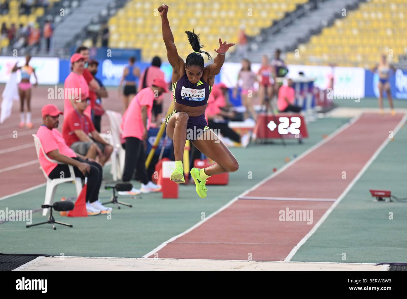 DOHA, QATAR – 19 juin 2026 : les athlètes participent au triple saut féminin lors du Mazraty Doha Meeting 2026 au Qatar Sports Club. Banque D'Images