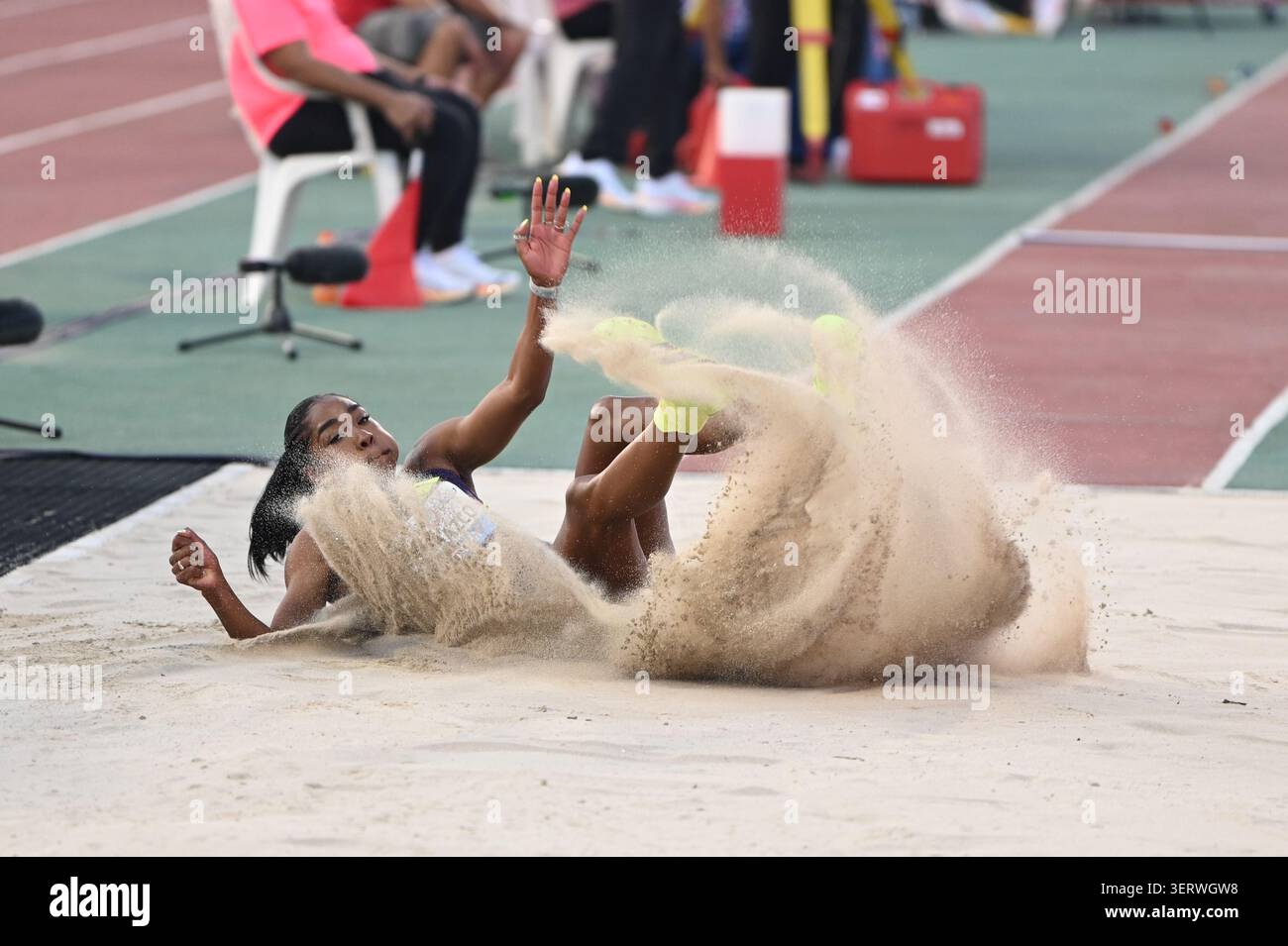 DOHA, QATAR – 19 juin 2026 : les athlètes participent au triple saut féminin lors du Mazraty Doha Meeting 2026 au Qatar Sports Club. Banque D'Images