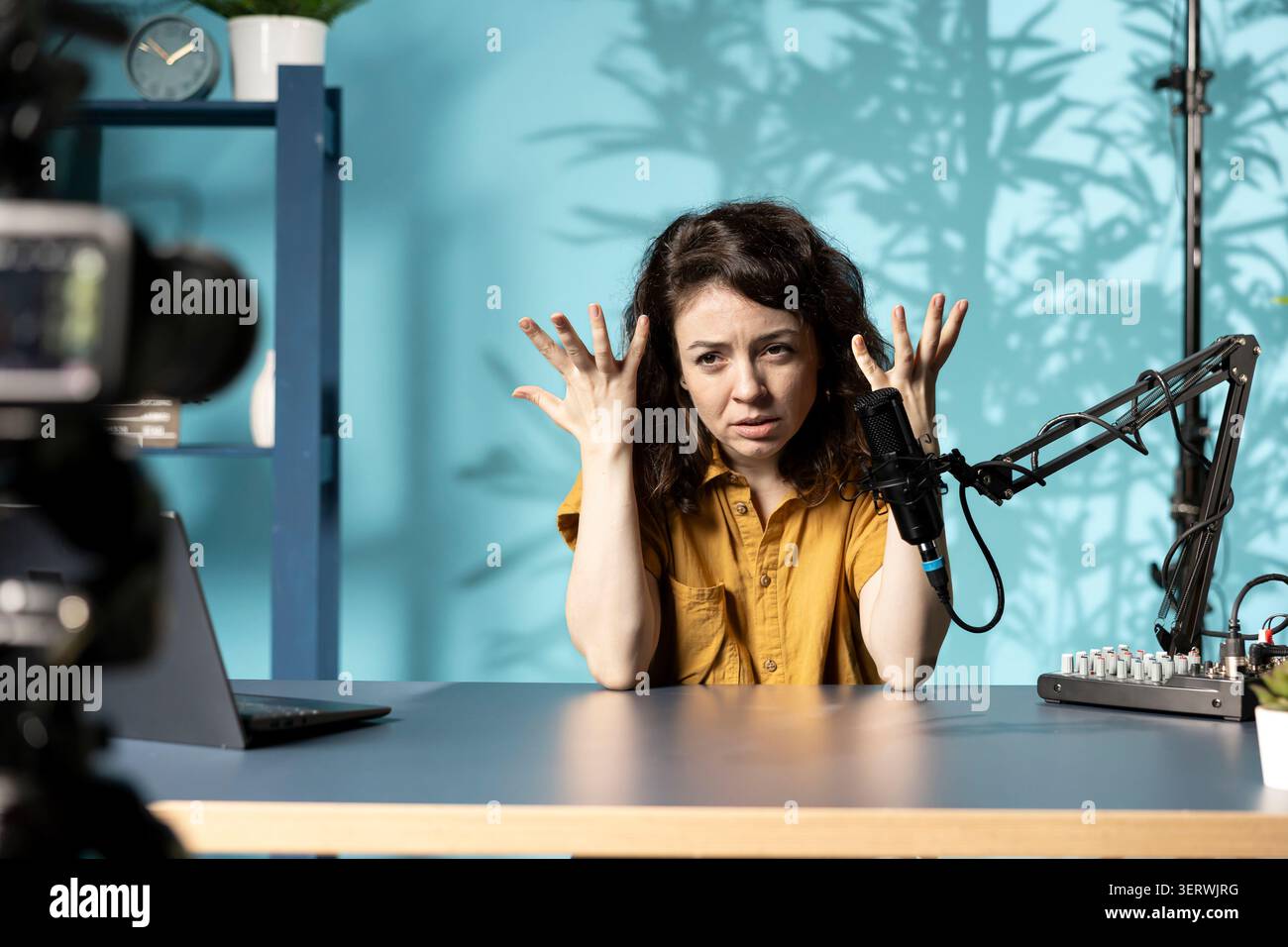Influenceur se sentant en colère, partageant une histoire concernant les médias sociaux vidéo, parlant aux fans. Le créateur de contenu frustré parle avec les téléspectateurs, ayant une dépression mentale devant les abonnés. Banque D'Images