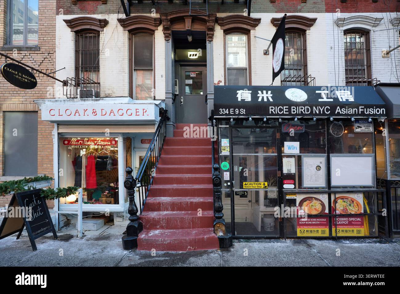 Vieilles maisons de ville dans le quartier East Village de Manhattan avec des magasins au niveau inférieur Banque D'Images