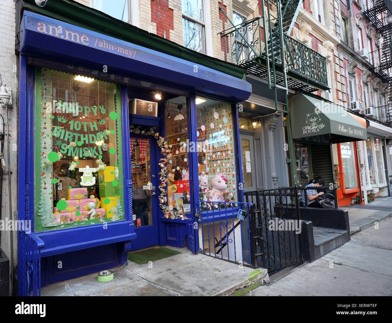 Rue dans le quartier East Village de Manhattan avec des boutiques pittoresques Banque D'Images