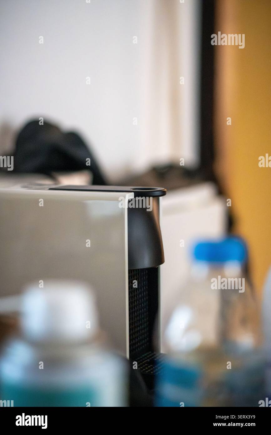 Une machine à expresso au travail. Banque D'Images