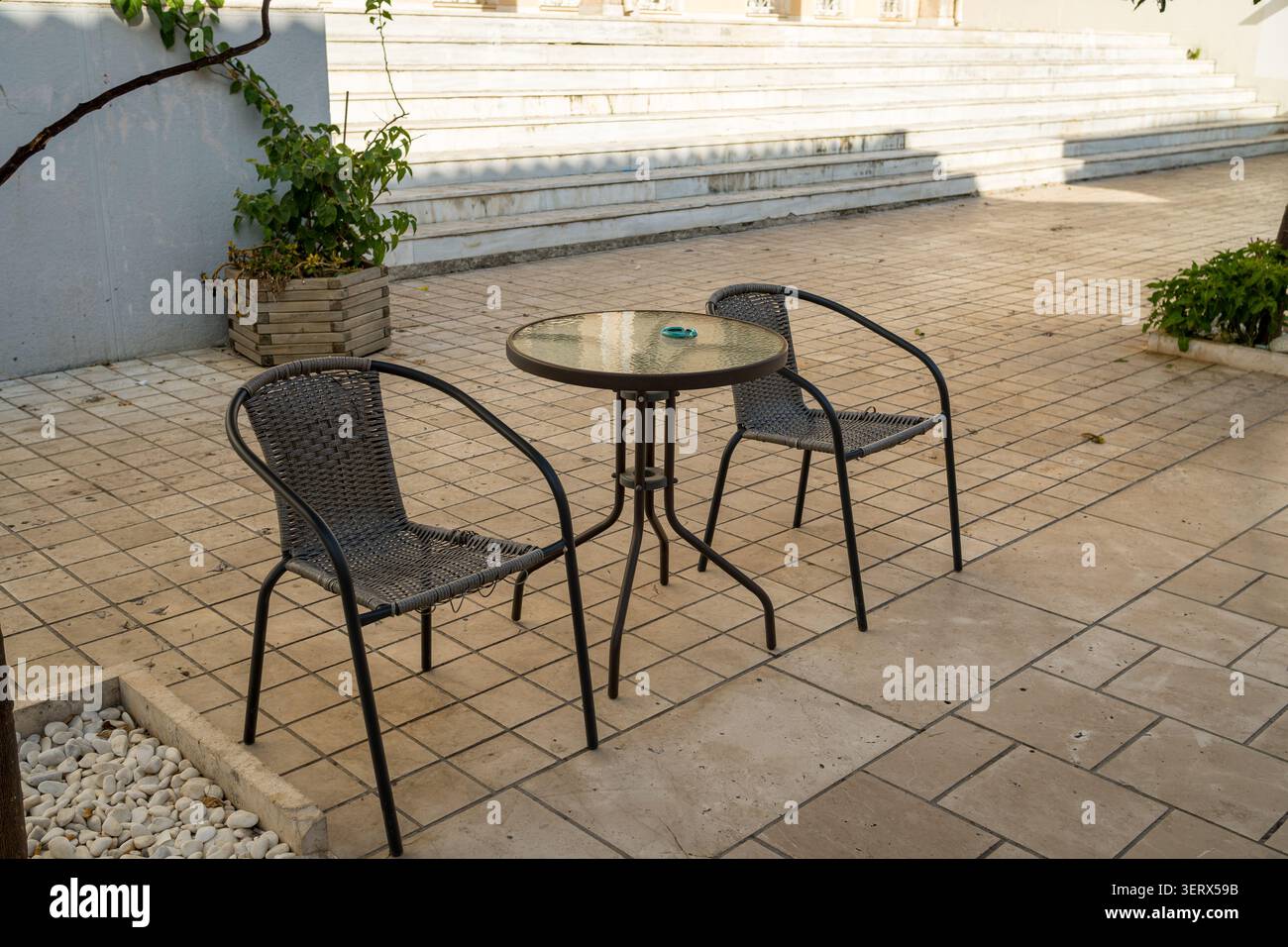 Table de café avec chaises sur un trottoir Banque D'Images