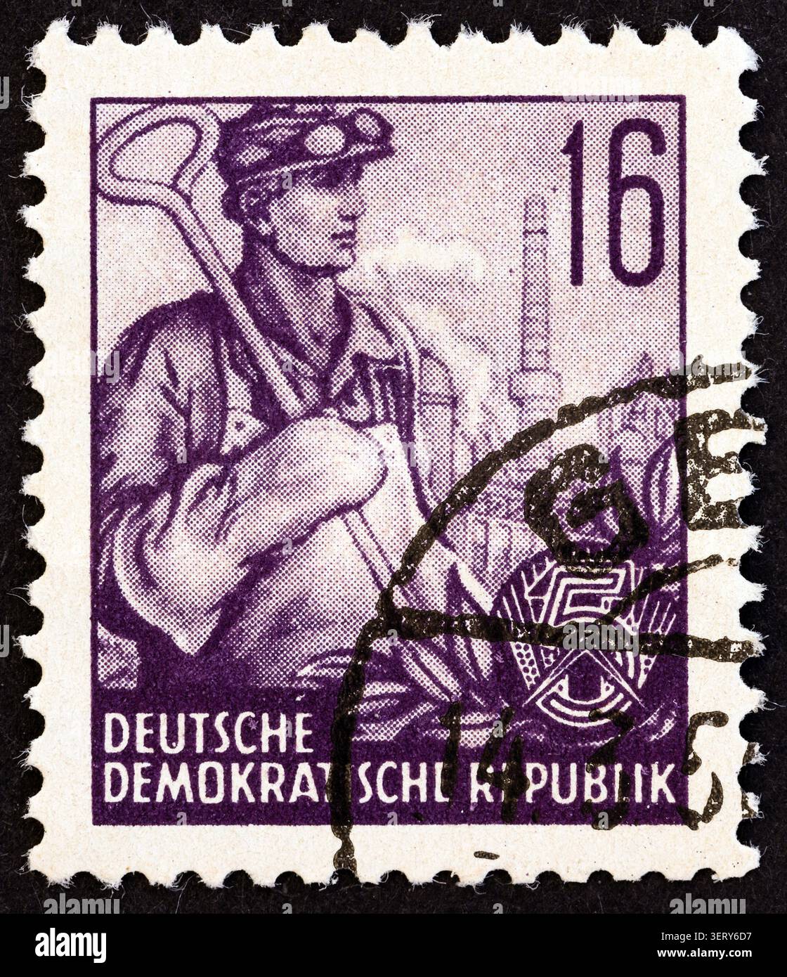 RÉPUBLIQUE DÉMOCRATIQUE ALLEMANDE - VERS 1953 : un timbre imprimé en Allemagne à partir de l'émission du plan quinquennal montre un ouvrier de fonderie Banque D'Images