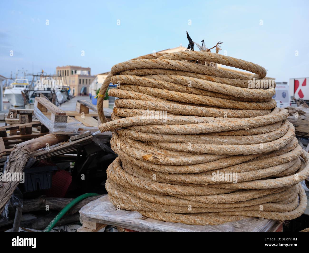 Corde maritime enroulée sur une palette dans un port de pêche de Calpe, montrant l'équipement nautique et les détails de l'industrie de la pêche côtière Banque D'Images
