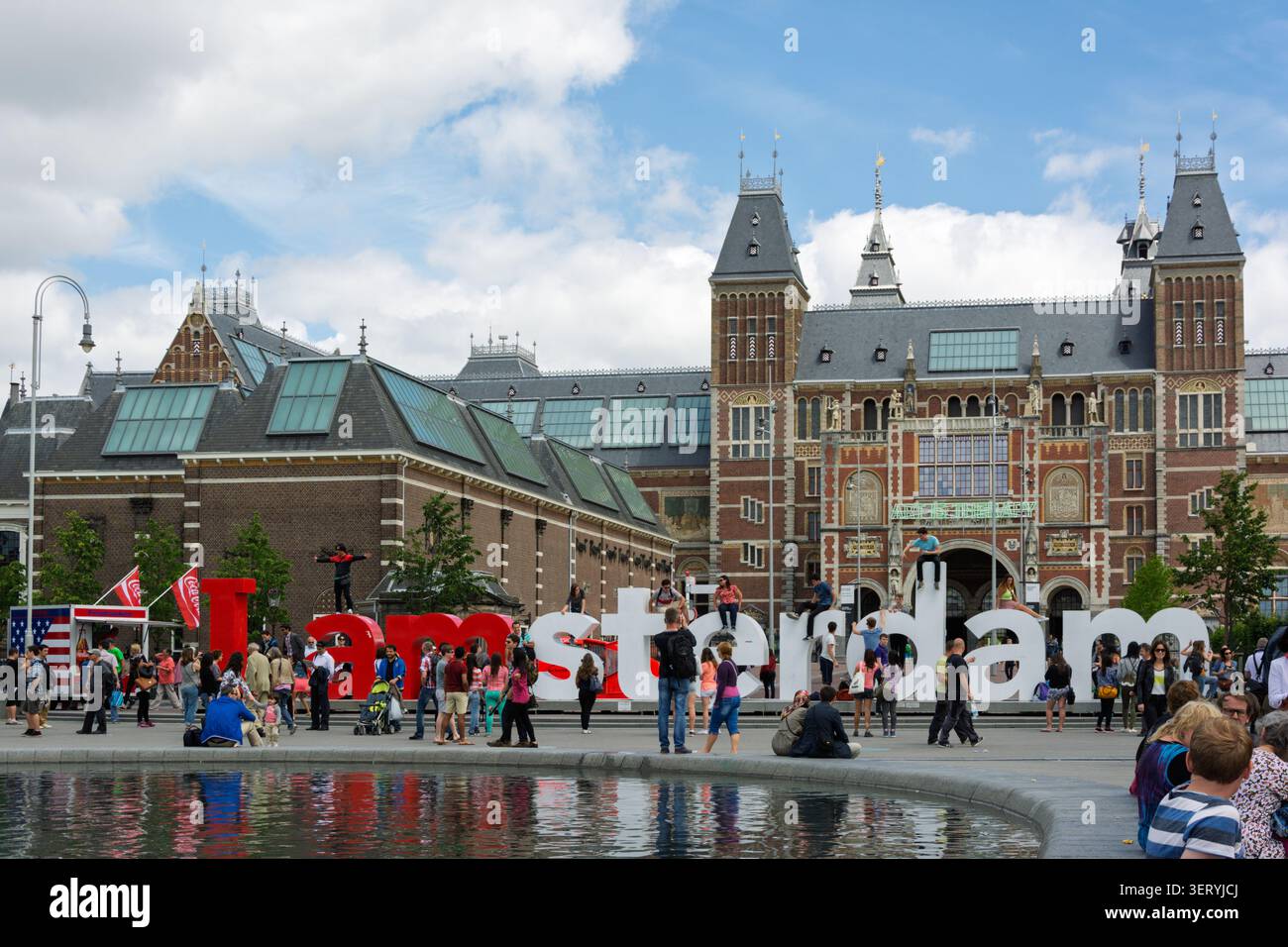 Amsterdam, pays-Bas. 22 juin 2014, je signe Amsterdam avec Rijksmuseum et les touristes Banque D'Images