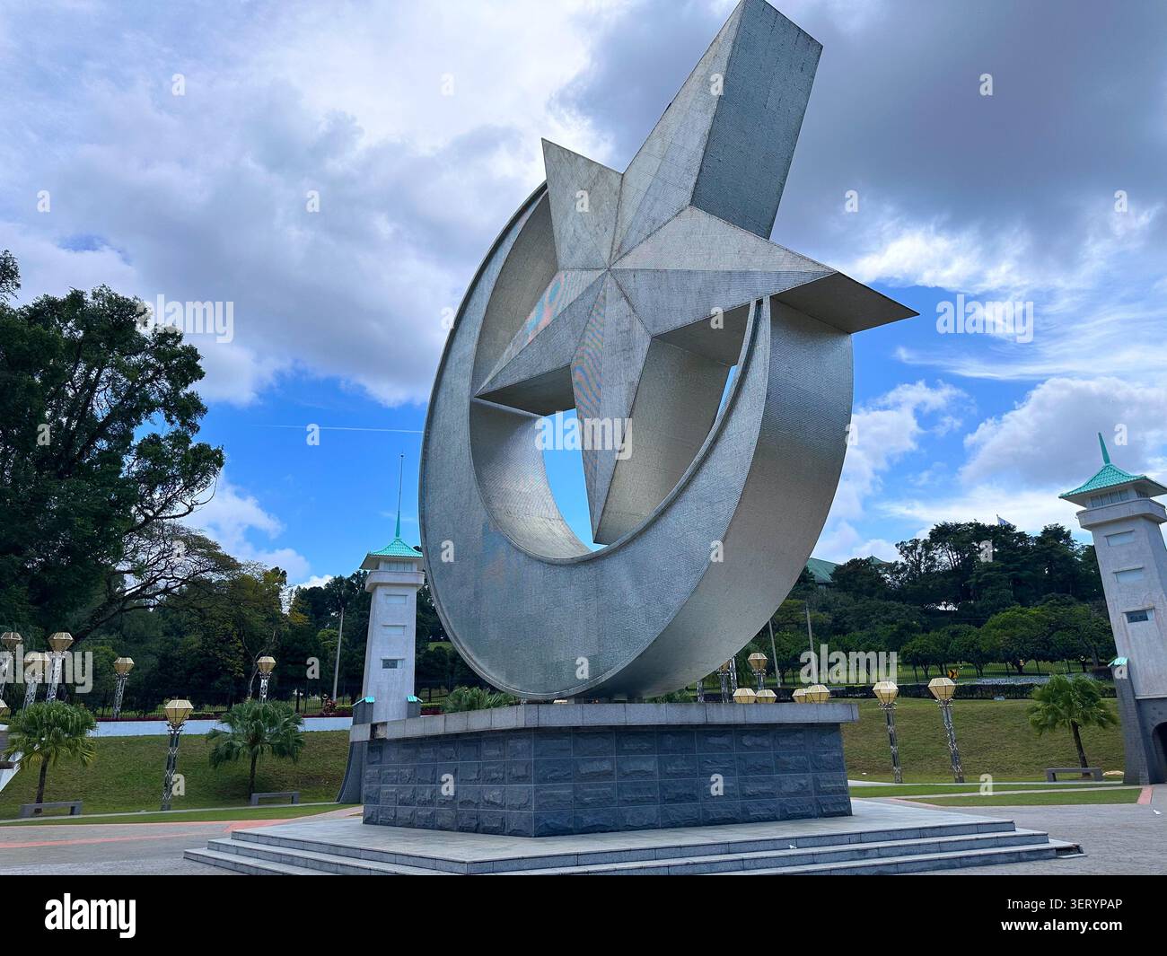 Monument public moderne et sculpture abstraite à Johor Bahru, Malaisie sous un ciel nuageux. - Image de stock capturée avec un smartphone