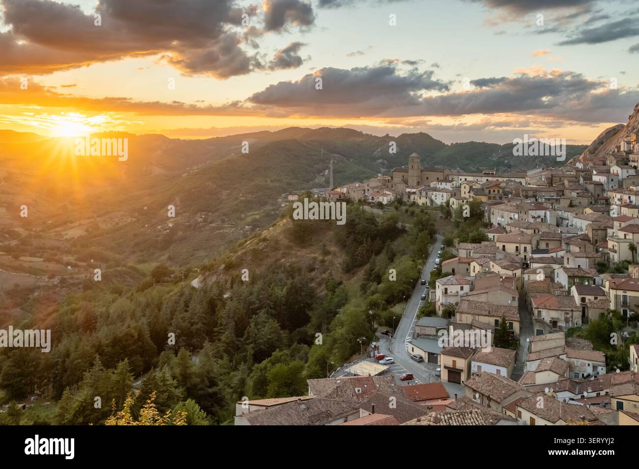Village de Castelmezzano au coucher du soleil en Basilicate Italie Banque D'Images