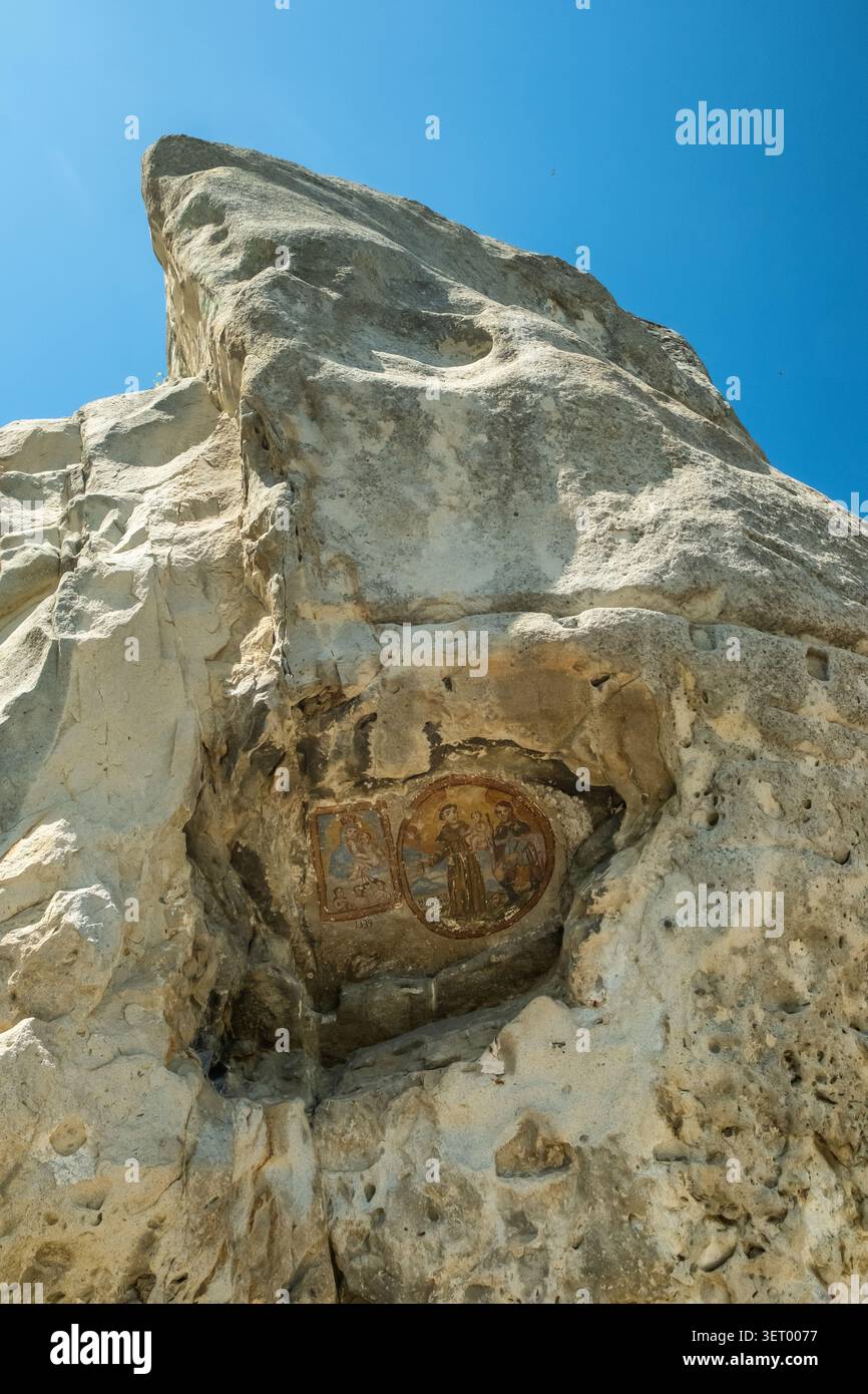 Peinture religieuse sur un grand rocher de pierre à Castelmezzano, Potenza, Italie Banque D'Images