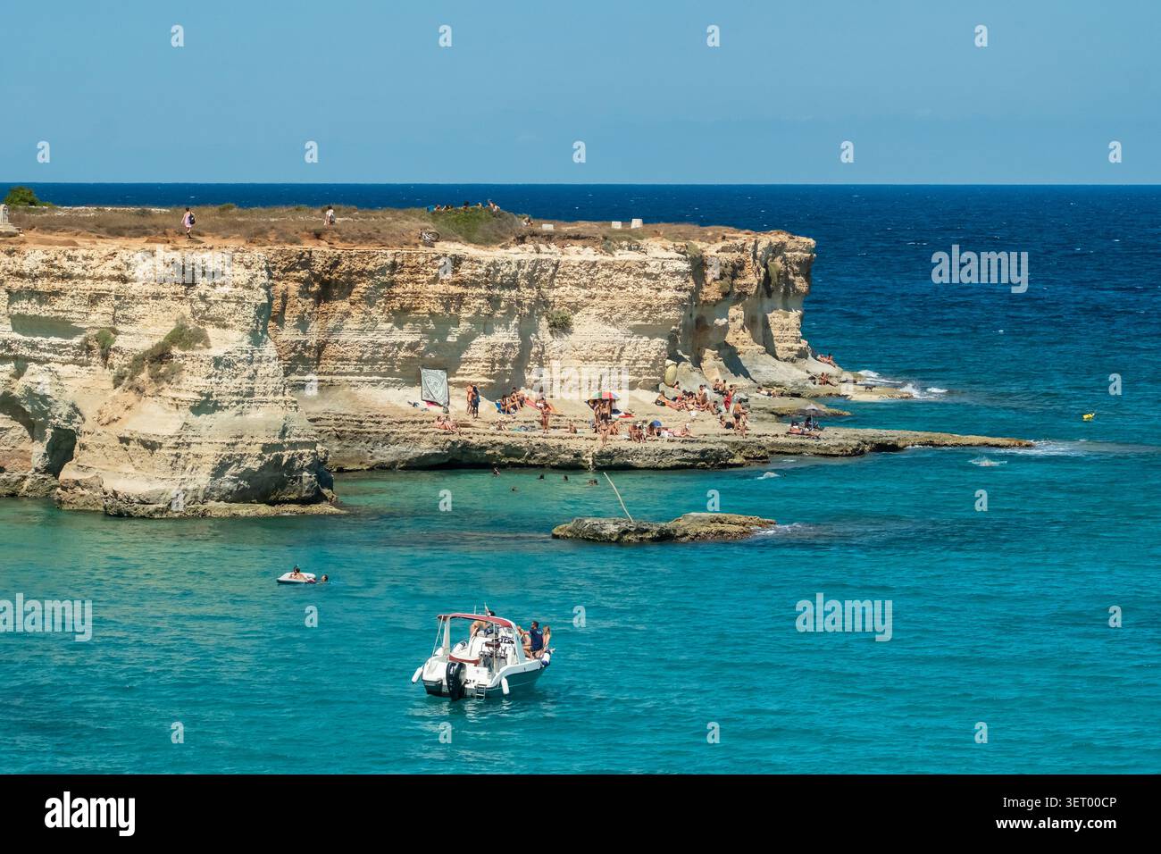 Faraglioni di Sant'Andrea piles de mer et côte rocheuse dans les Pouilles, Italie Banque D'Images