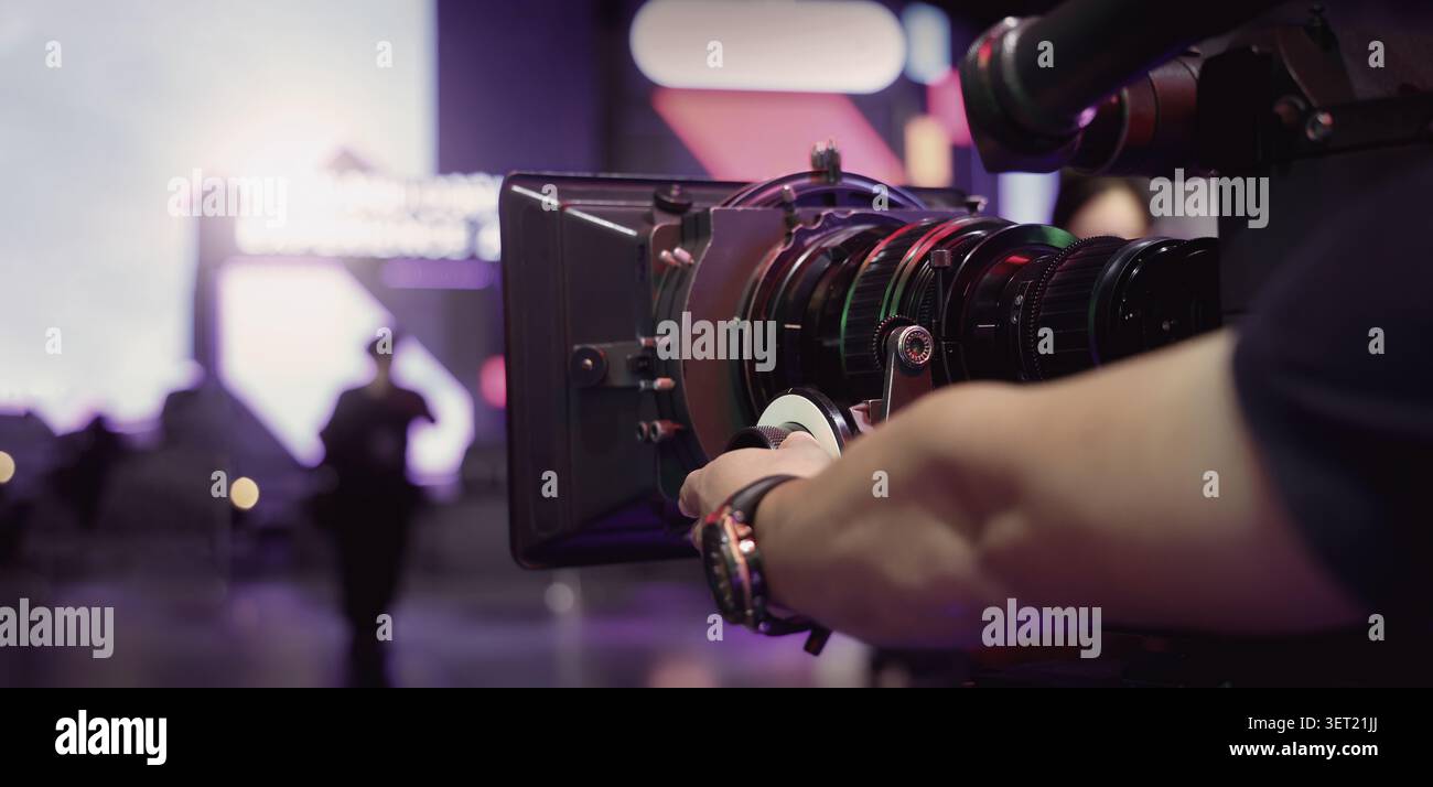 Dans les coulisses du tournage de films ou de la production vidéo en studio avec un équipement de cardan ou de trépied de caméra de haute qualité mis en place et cre de film professionnel Banque D'Images