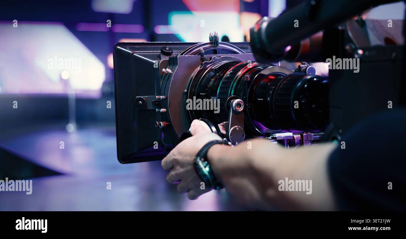 Dans les coulisses du tournage de films ou de la production vidéo en studio avec un équipement de cardan ou de trépied de caméra de haute qualité mis en place et cre de film professionnel Banque D'Images