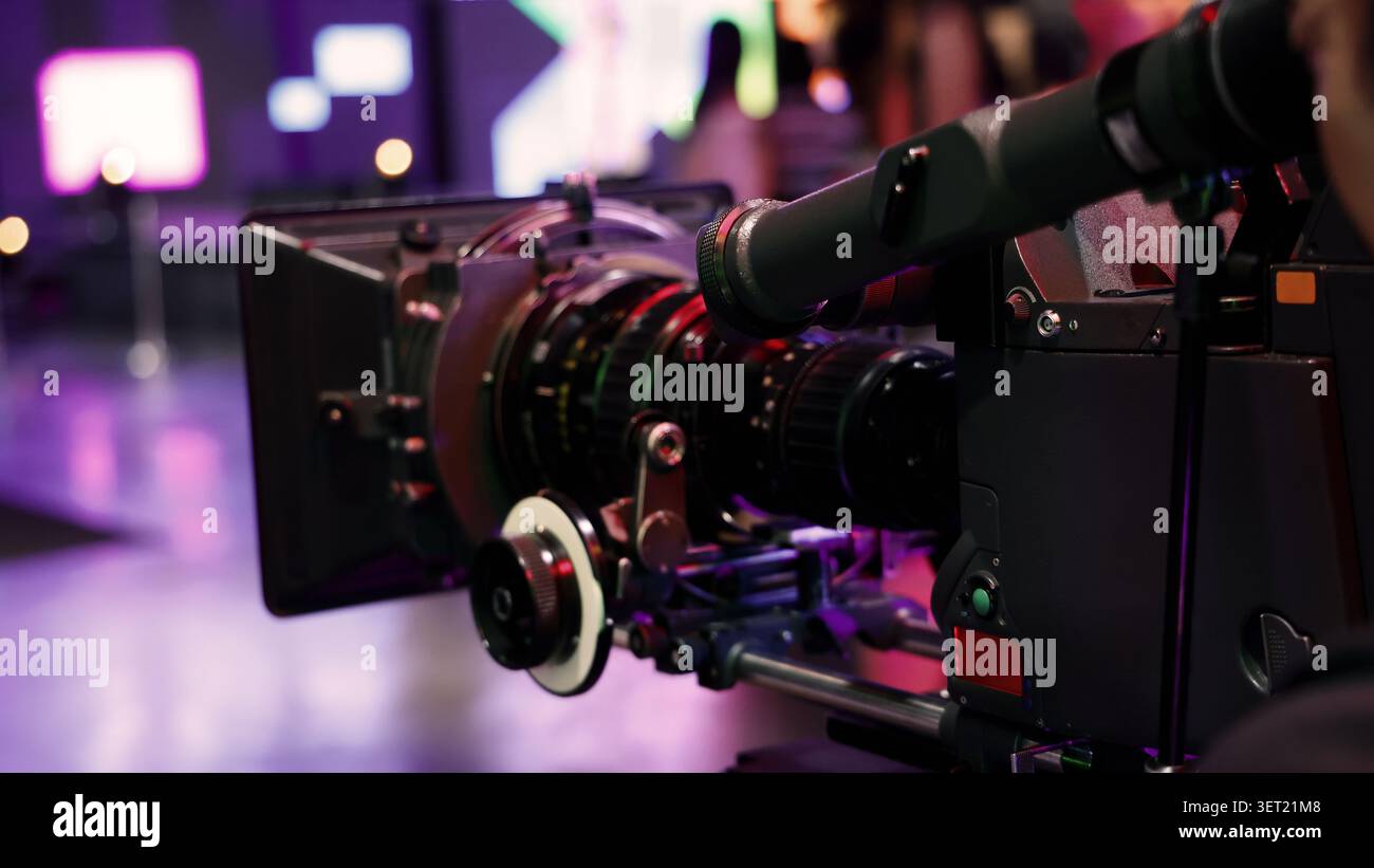 Dans les coulisses du tournage de films ou de la production vidéo en studio avec un équipement de cardan ou de trépied de caméra de haute qualité mis en place et cre de film professionnel Banque D'Images