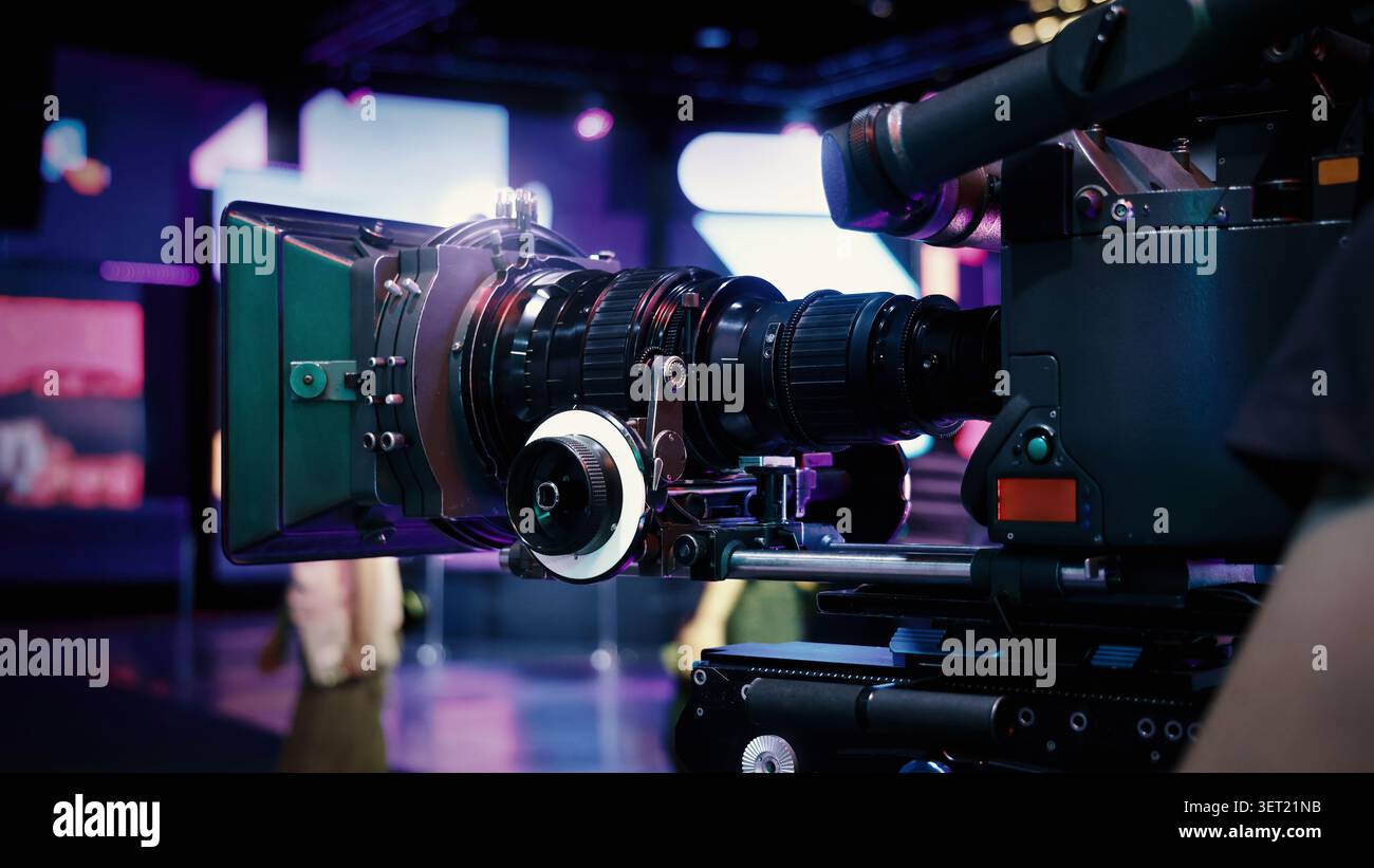 Dans les coulisses du tournage de films ou de la production vidéo en studio avec un équipement de cardan ou de trépied de caméra de haute qualité mis en place et cre de film professionnel Banque D'Images