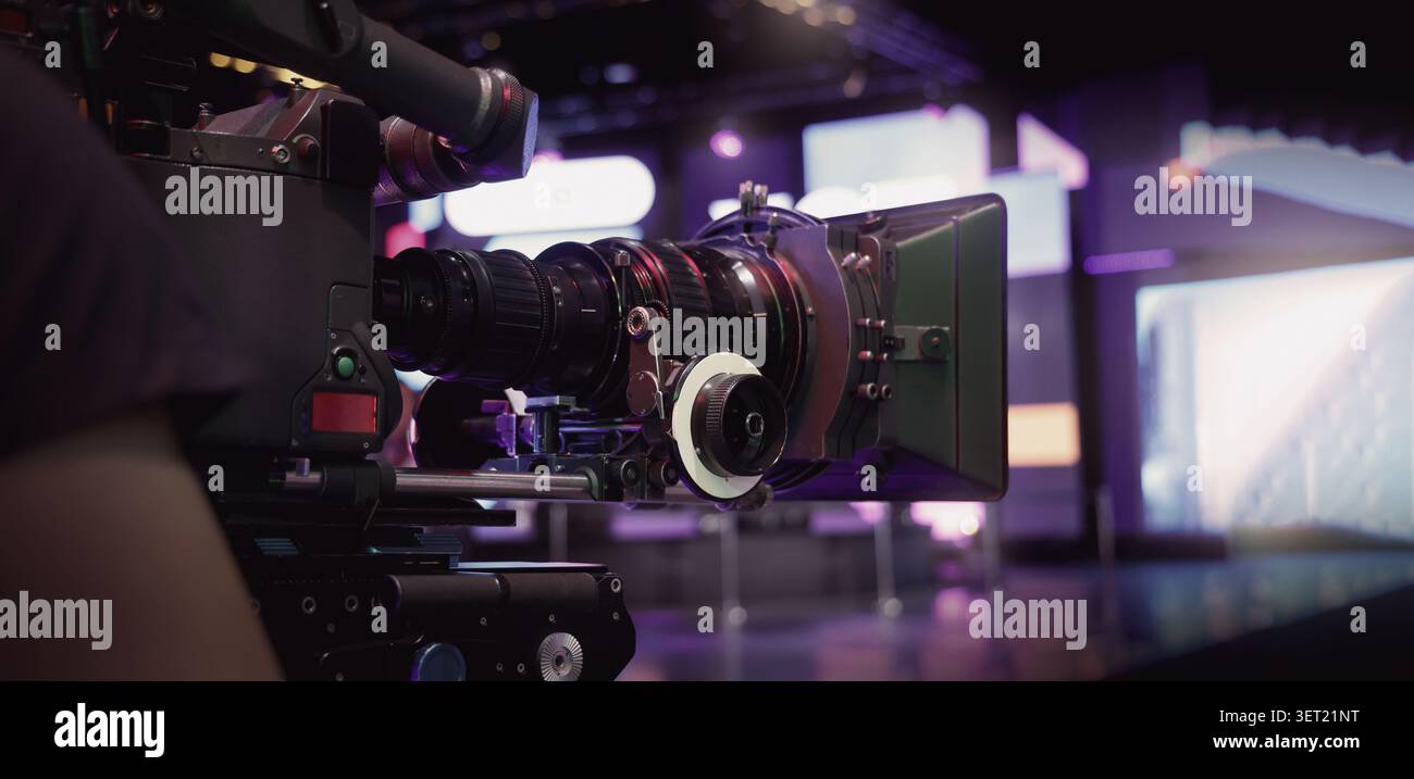 Dans les coulisses du tournage de films ou de la production vidéo en studio avec un équipement de cardan ou de trépied de caméra de haute qualité mis en place et cre de film professionnel Banque D'Images