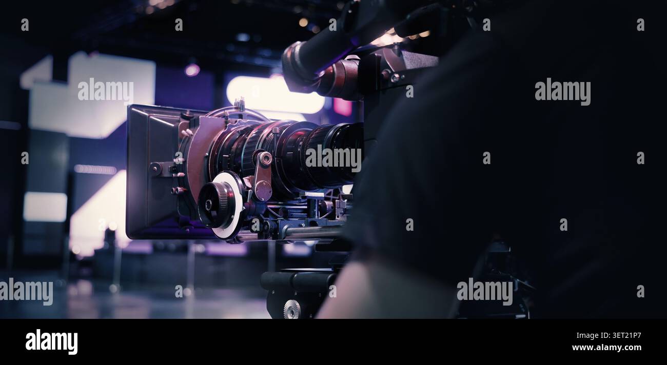Dans les coulisses du tournage de films ou de la production vidéo en studio avec un équipement de cardan ou de trépied de caméra de haute qualité mis en place et cre de film professionnel Banque D'Images