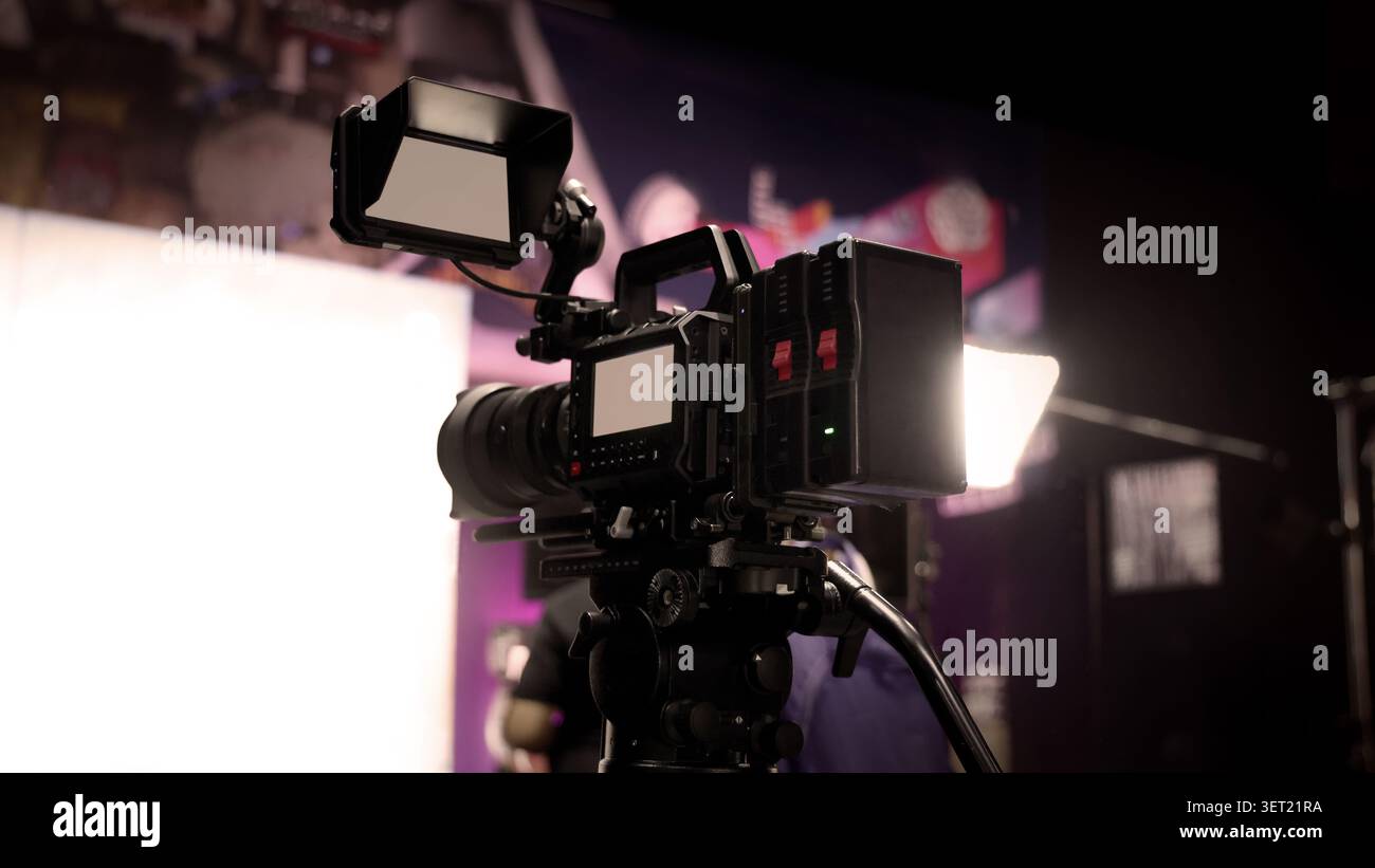 Dans les coulisses du tournage de films ou de la production vidéo en studio avec un équipement de cardan ou de trépied de caméra de haute qualité mis en place et cre de film professionnel Banque D'Images